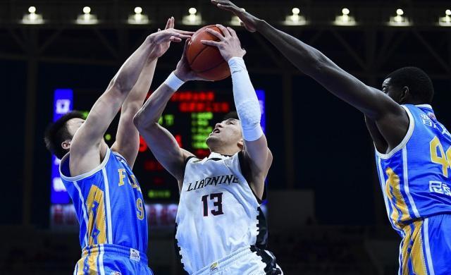 包含桑托斯训练开放日,集结日更衣室发声引观众欢呼,CBA季后赛在即,控场能力成焦点的词条-球友会娱乐